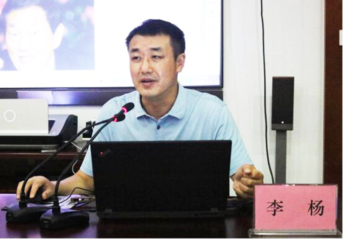 黨委委員、紀(jì)委書記、工會(huì)主席李楊對(duì)新員工進(jìn)行廉潔從業(yè)教育